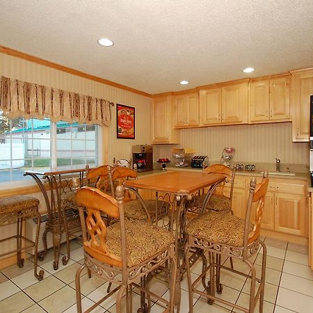 אומהה Rodeway Inn West Dodge מסעדה תמונה