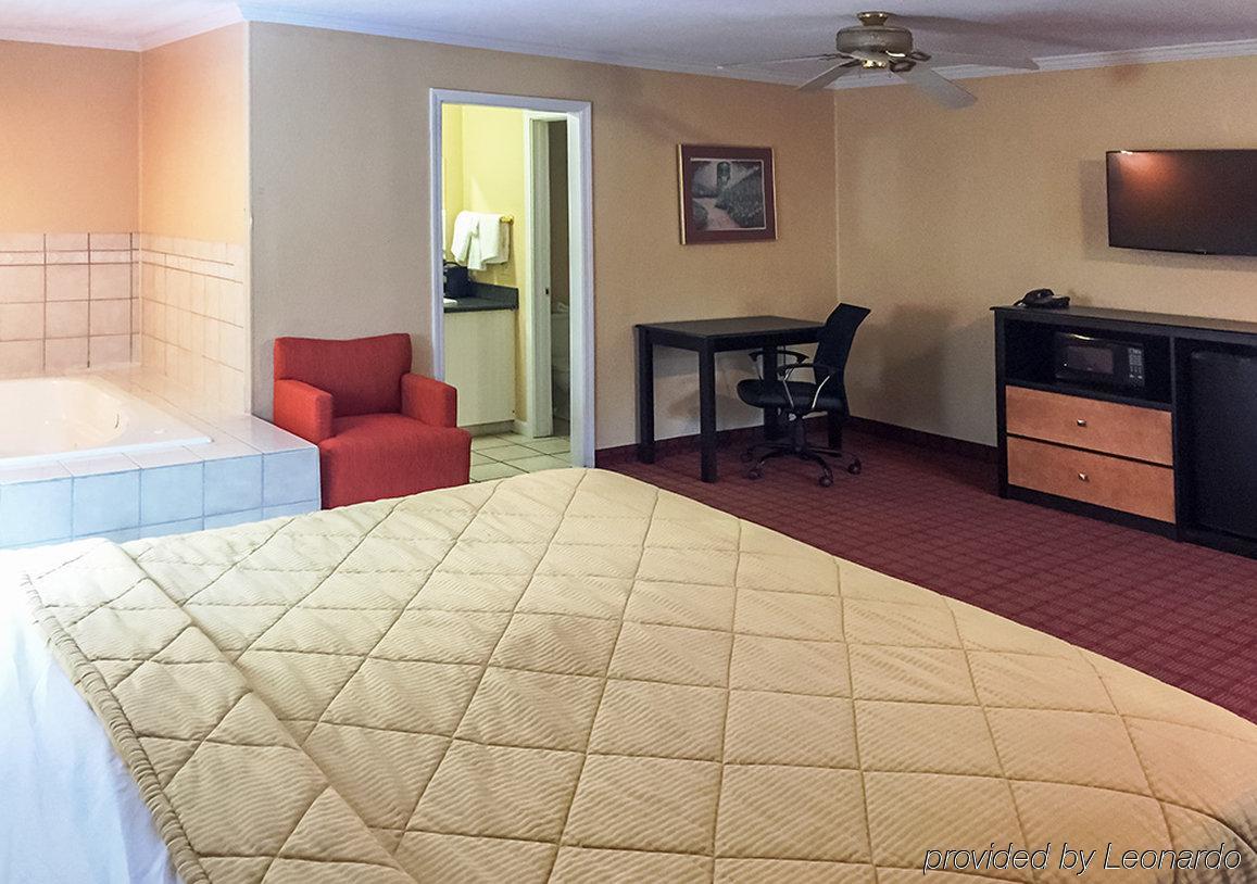 אומהה Rodeway Inn West Dodge מראה חיצוני תמונה