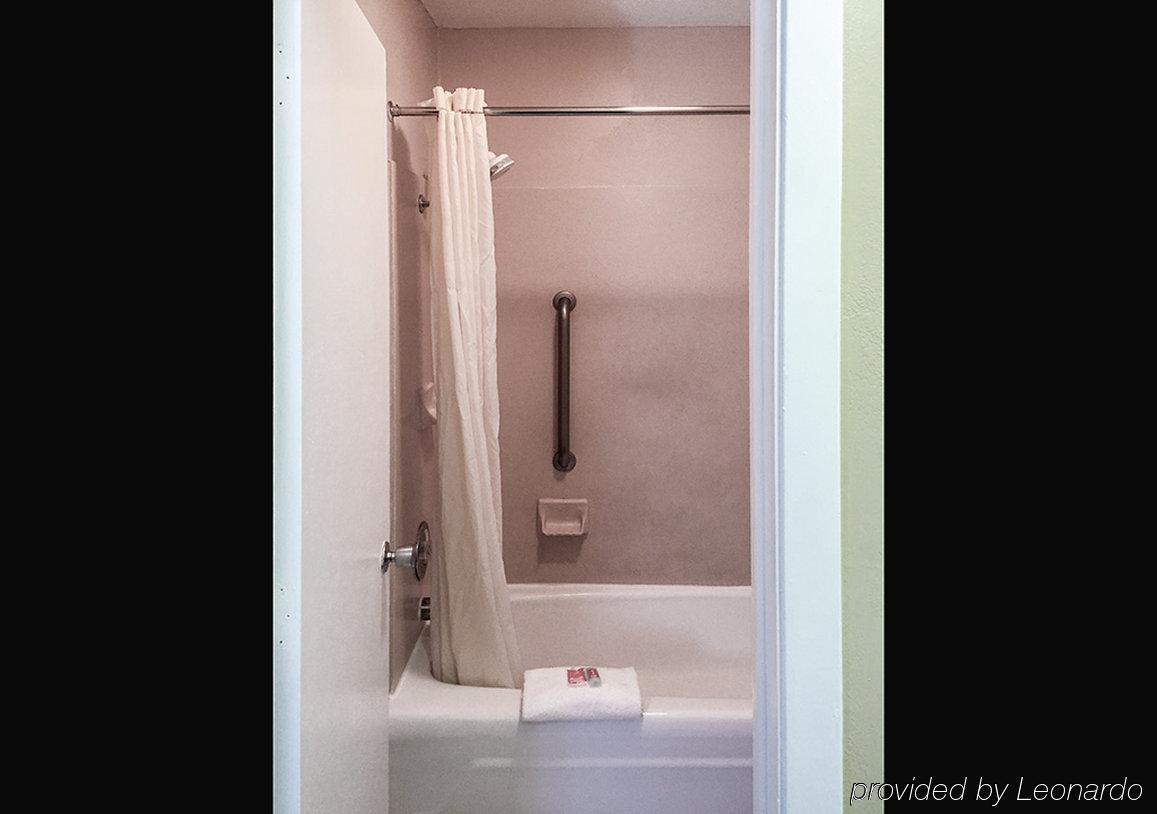 אומהה Rodeway Inn West Dodge מראה חיצוני תמונה
