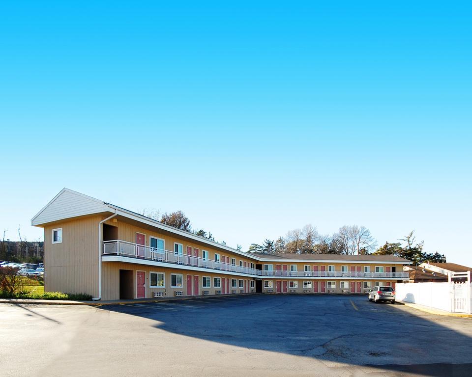 אומהה Rodeway Inn West Dodge מראה חיצוני תמונה