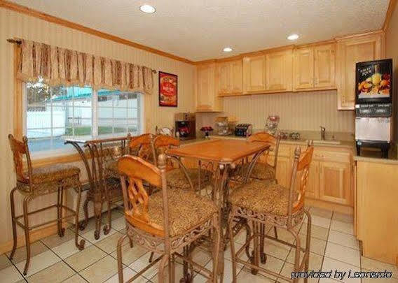 אומהה Rodeway Inn West Dodge מראה חיצוני תמונה