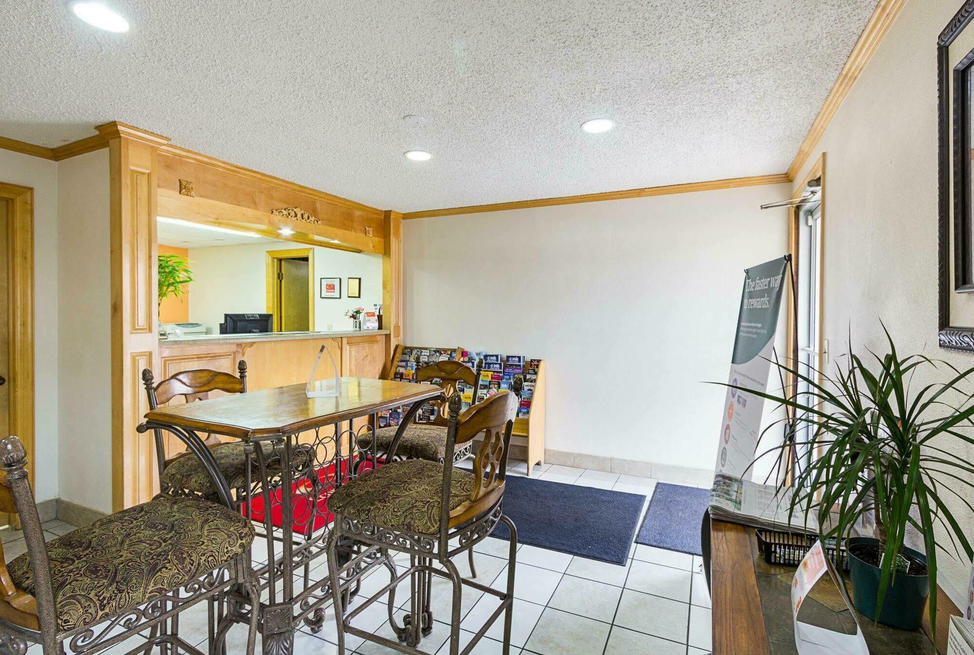 אומהה Rodeway Inn West Dodge מראה חיצוני תמונה