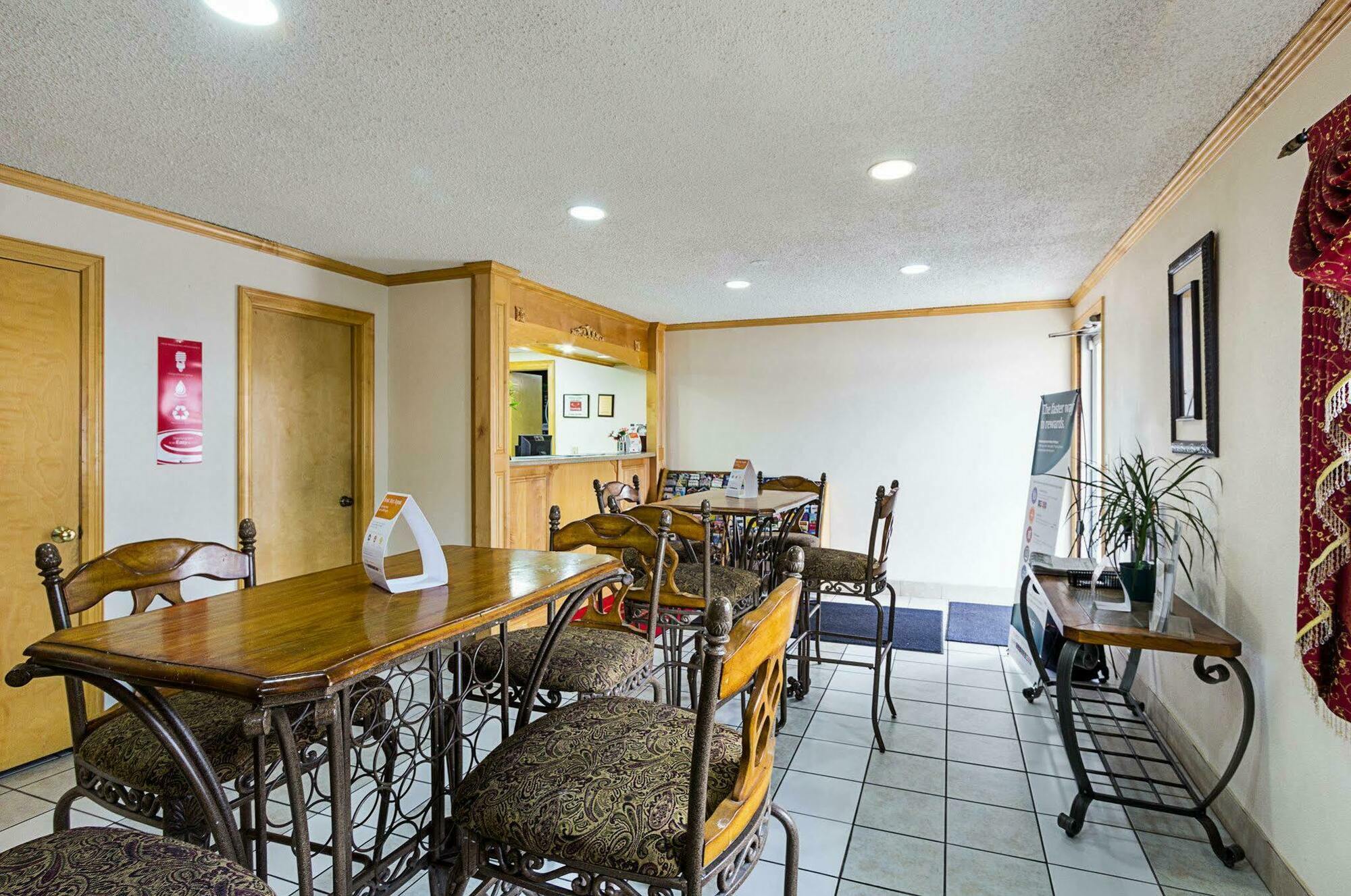 אומהה Rodeway Inn West Dodge מראה חיצוני תמונה