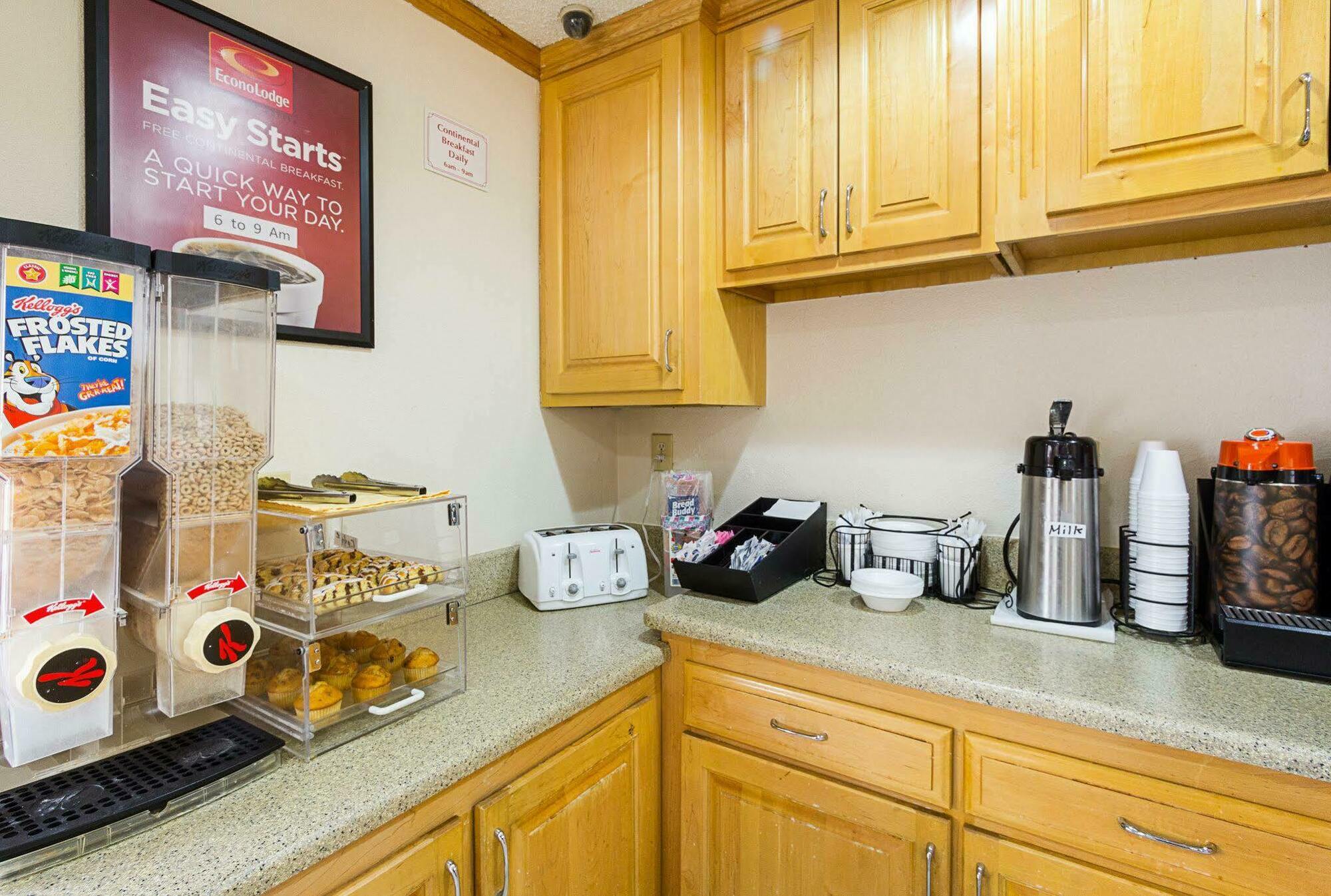אומהה Rodeway Inn West Dodge מראה חיצוני תמונה