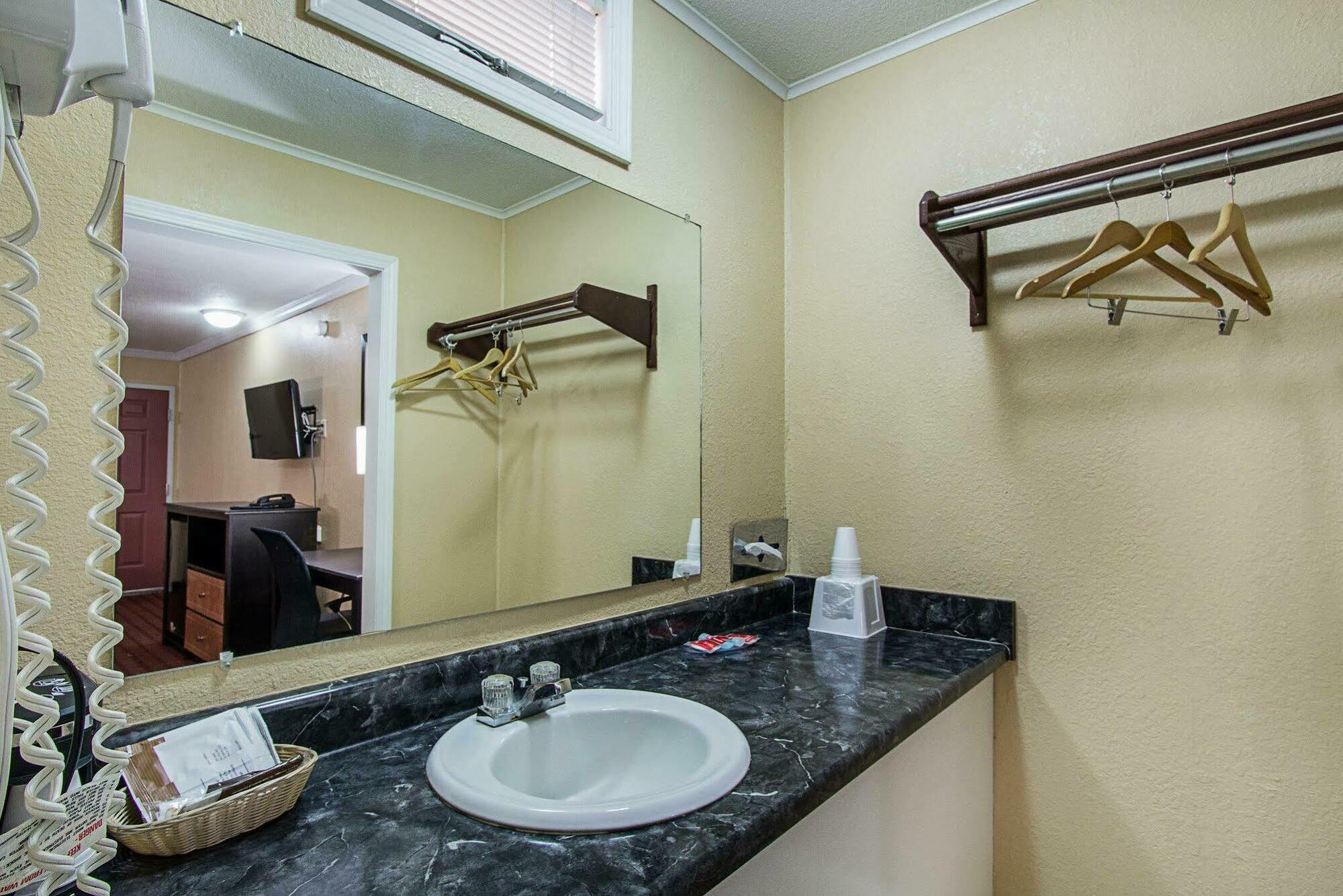 אומהה Rodeway Inn West Dodge מראה חיצוני תמונה